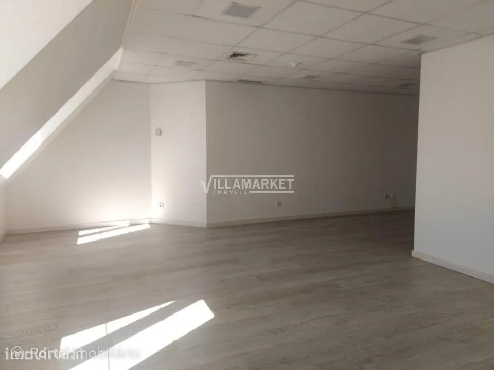 Escritório da banca com 44 m2 inserido no 6º andar de um edifício loca