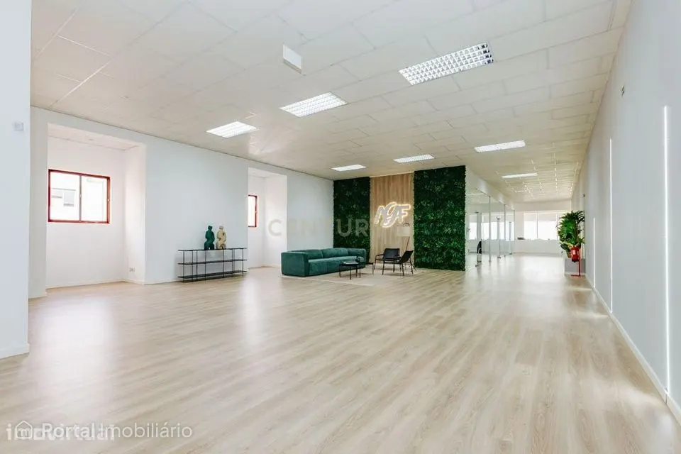 Espaço comercial/escritório à venda na Amadora
