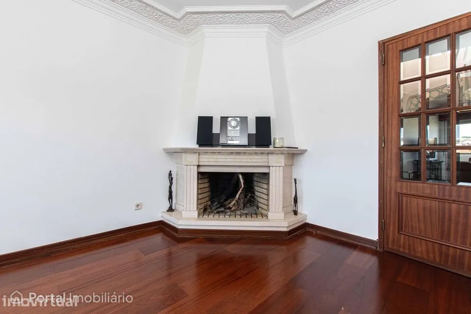 T4 Duplex com Vista Desafogada e Garagem | Linda-a-Velha