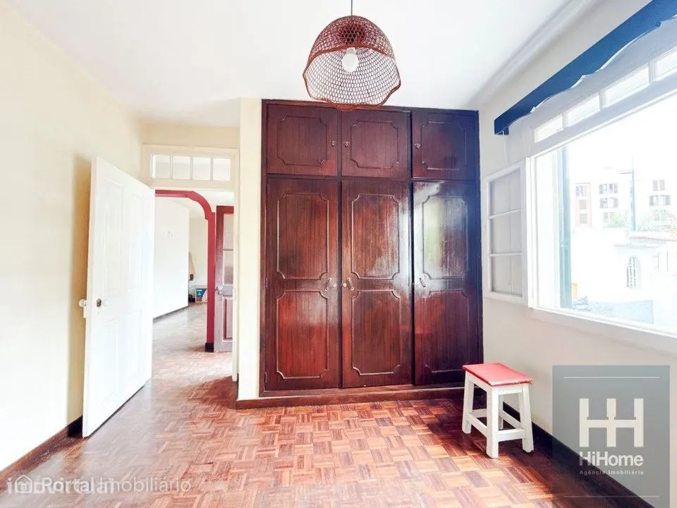 Moradia com 4 quartos, jardim, sótão e terraço em centro Funchal