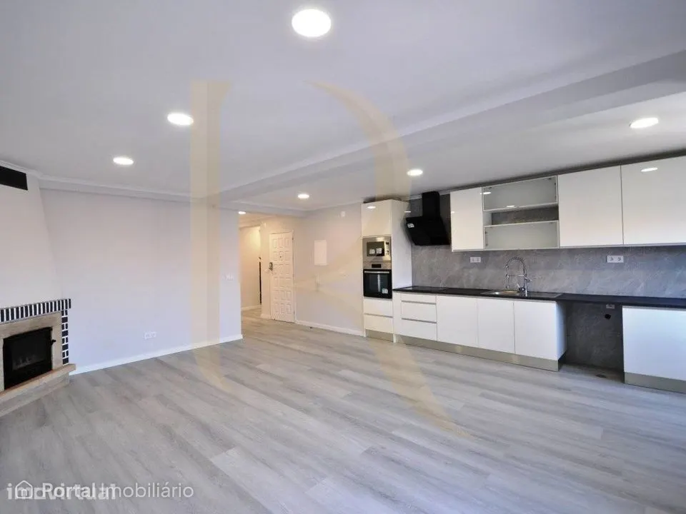 Apartamento T4 remodelado com varanda na Cruz de Pau