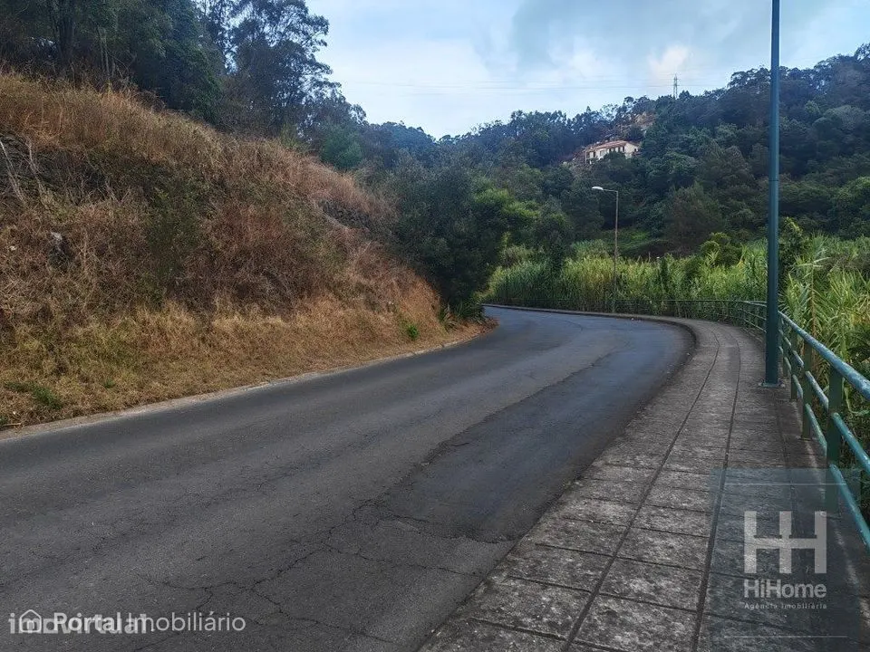 Terreno com projeto aprovado para 2 moradias na Cancela/Eiras