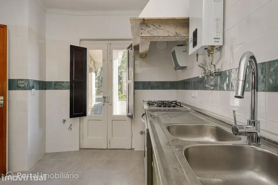 Apartamento T2 Remodelado | Amoreira, Alcabideche