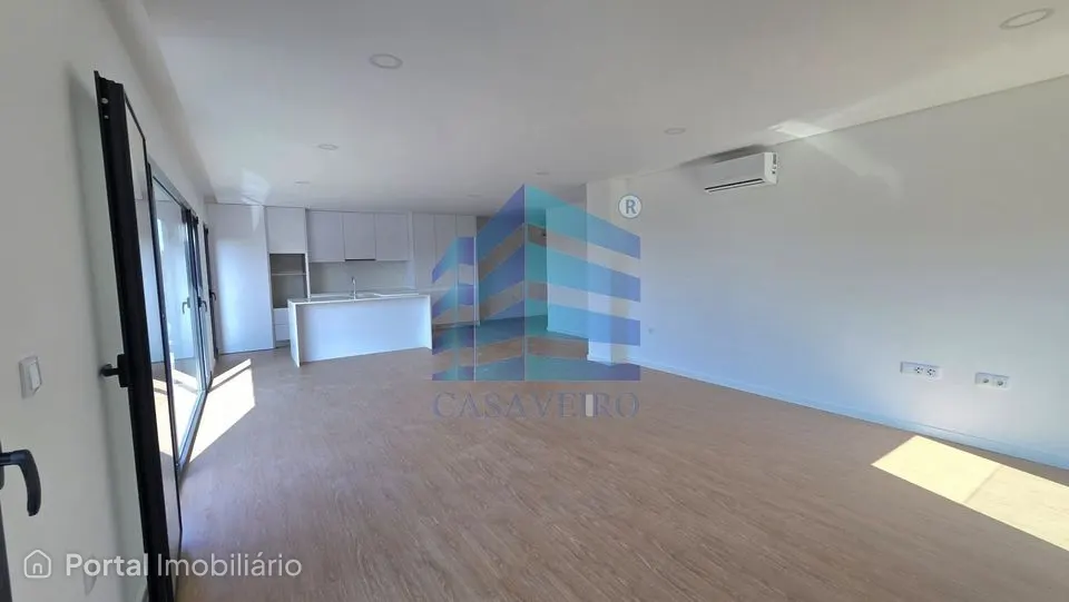 Apartamento T2 Duplex com terraço e Garagem Fechada