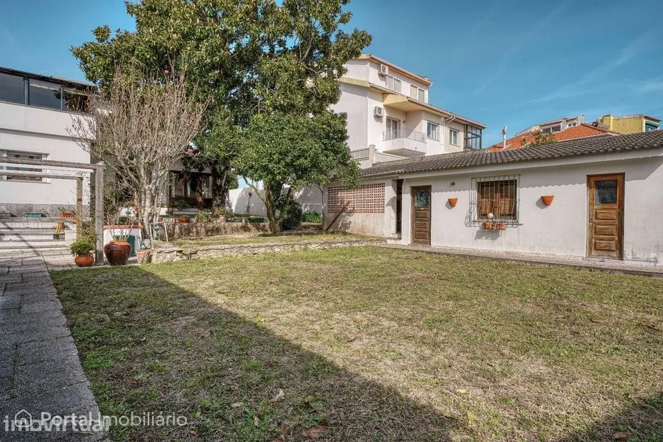 Moradia de Arquitectura Distinta dos Anos 70 com Grande Jardim a Sul