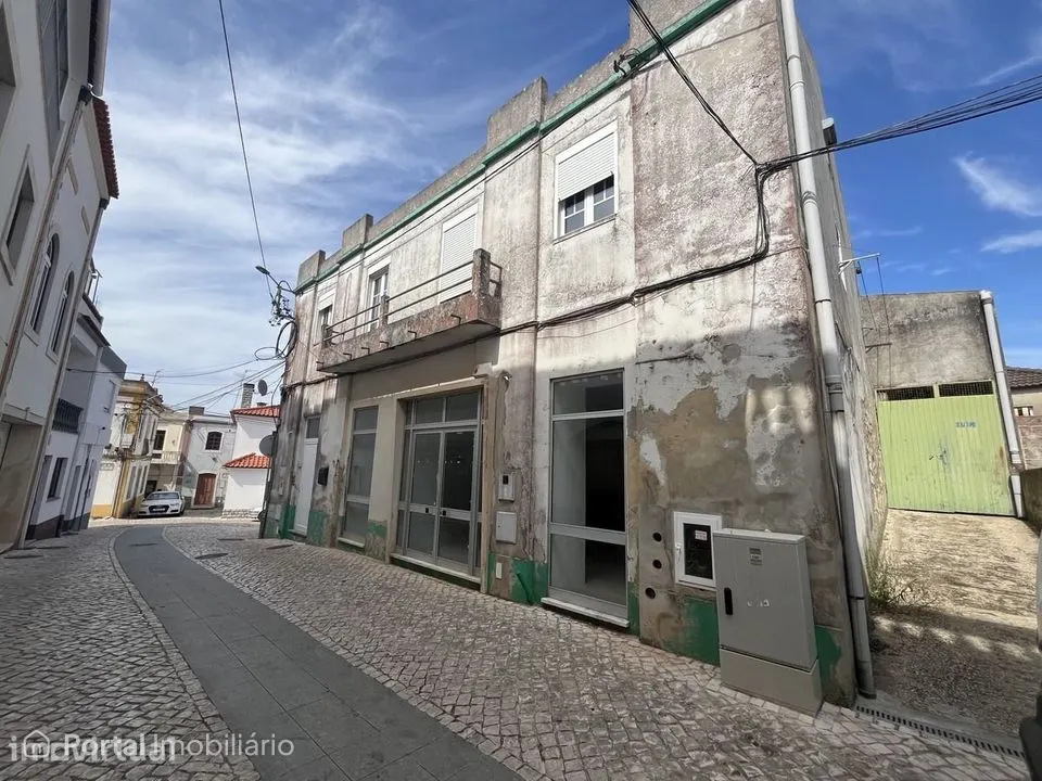 Prédio Urbano com Comércio e Habitação | Centro do Cadaval