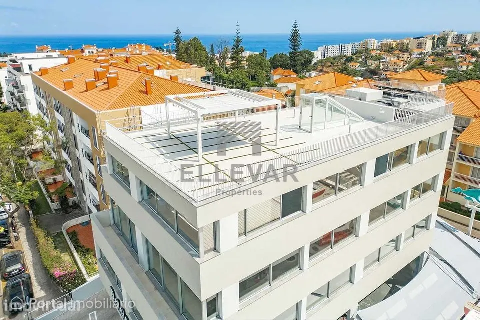 Escritório com terraço panorâmico no Funchal