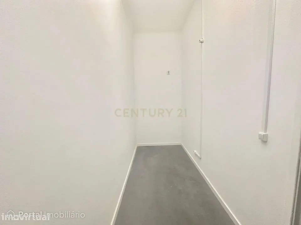 Loja comercial na Avenida Elias Garcia- Lisboa