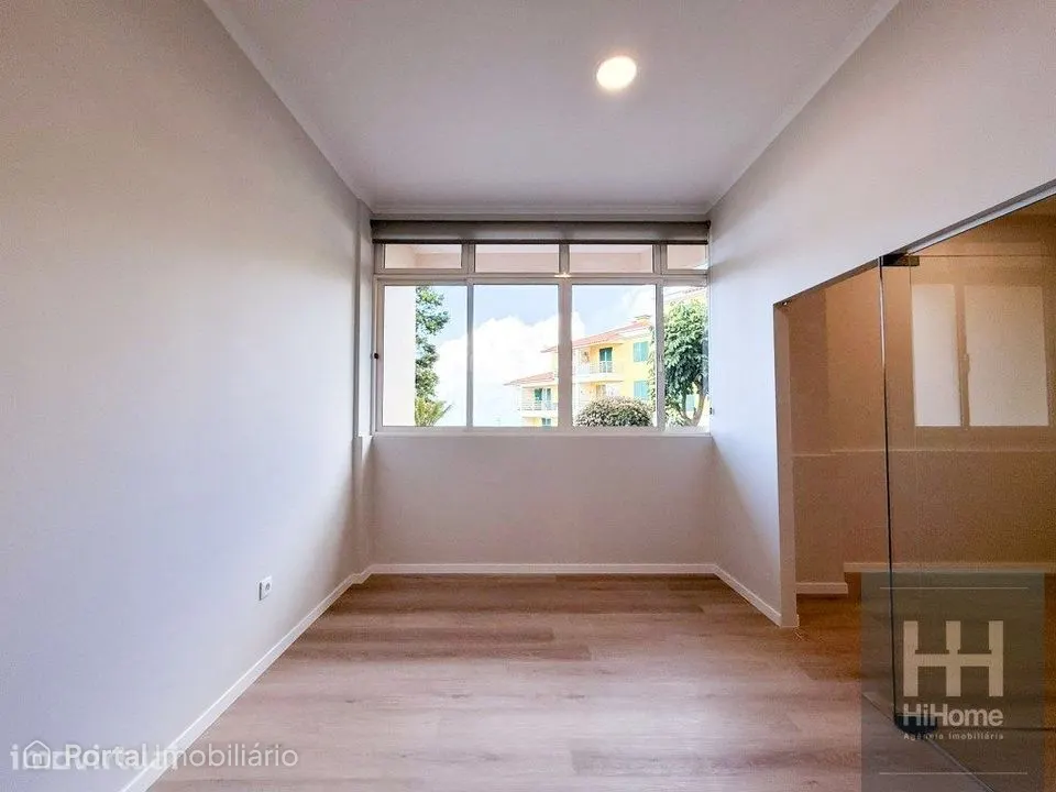 Loja comercial no Estreito de Câmara de Lobos