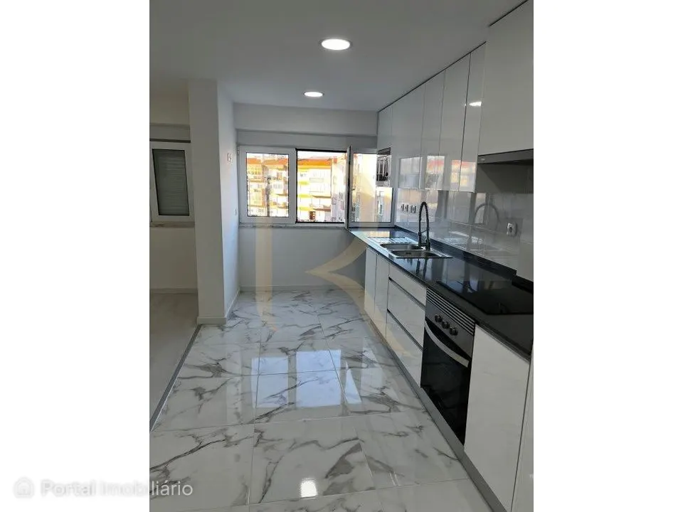 Apartamento T3 remodelado com varandas no Laranjeiro - Almada