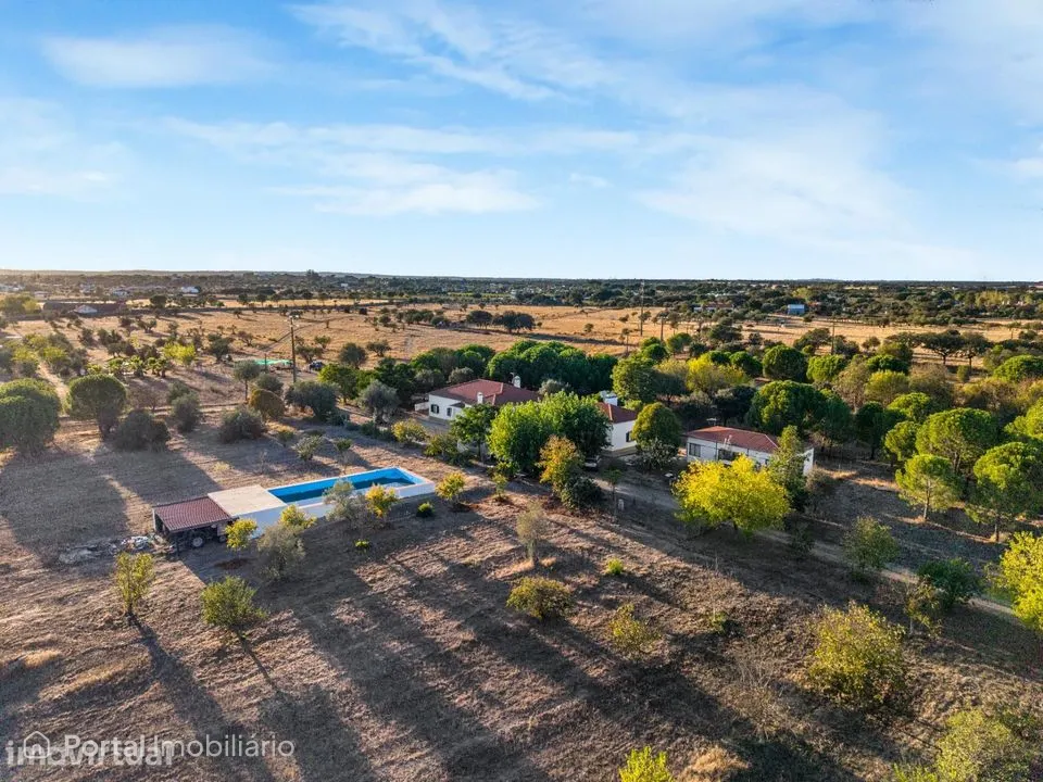 Monte de 5,8 hectares com moradia T4 e piscina às portas de Évora
