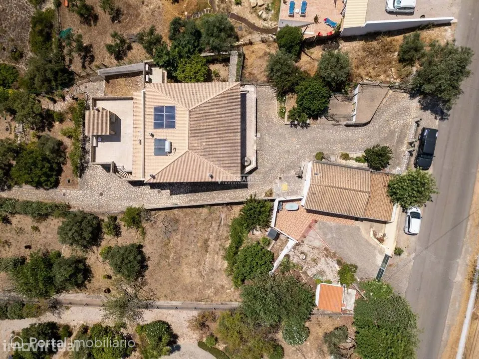 VILLA V5 com vista mar inserida num terreno com 2290 m2 situada no Mal
