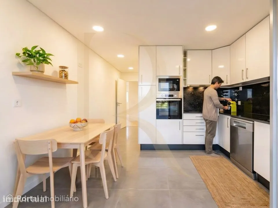 Apartamento T3 duplex com parqueamento e arrecadação com condomínio...