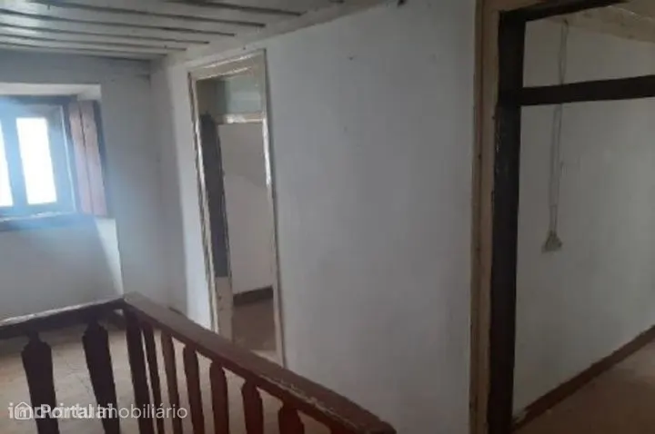 Moradia T4 para Renovar c/ Pátio e Churrasqueira | Centro do Cadaval