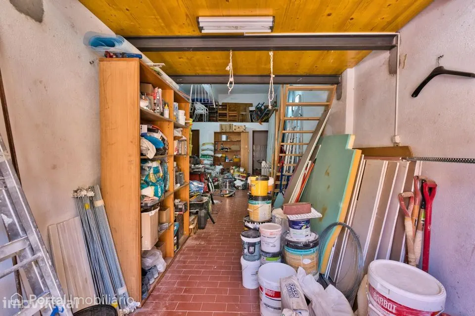Garagem de 45 m2 com entrada independente, WC e mezanine em Belas