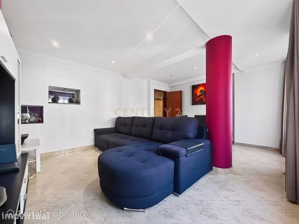 Apartamento T3 duplex com excelente distribuição de espaços, localizad