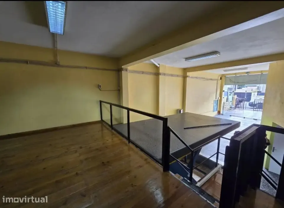 Loja vc Armazém com cerca de 950 m² divididos em 2 andares.