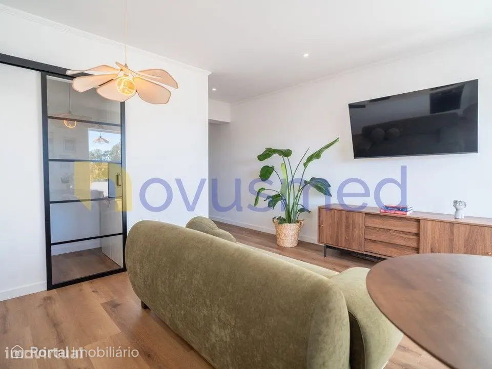 Apartamento T1+1 Renovado, Mobilado e com Vista Mar