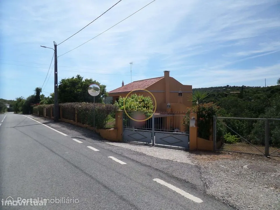Espaçosa Moradia T6 bi-familiar à Entrada de Loulé — Espaço, Conforto
