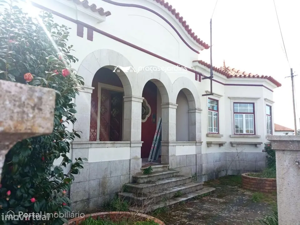 Moradia T3 com História, Conforto Moderno e Proximidade à Praia