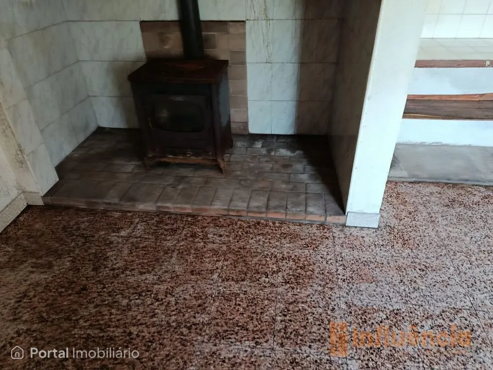 Moradia T2 com garagem e logradouro no centro de Alvito