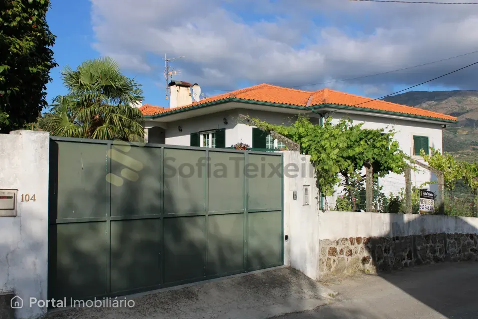 Moradia T4 com 11500m2 de terreno ,elevador e vista panorâmica sobre o rio Douro em Frende, Baião