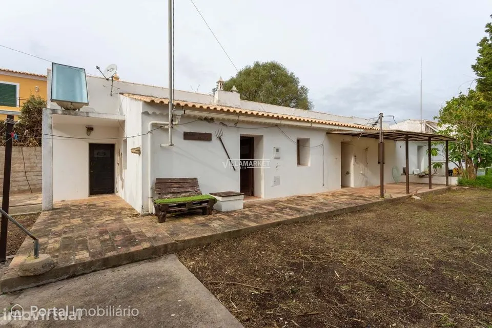 Moradia geminada V3 + 1 inserida num terreno com 651 m2 situada na Pat