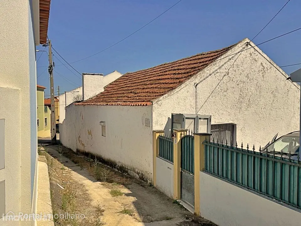 Moradia T2+1 com Pátio e Garagem para Recuperar em Casas Novas