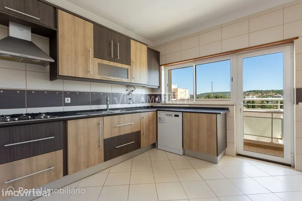 Apartamento T3 da banca com vista mar e estacionamento na cave situado