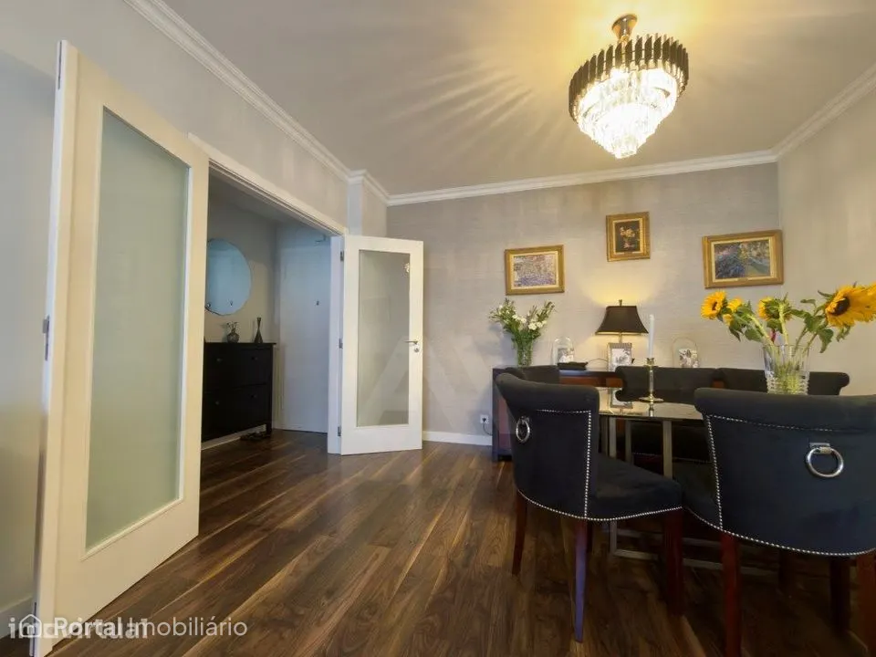 Apartamento T3 mobilado com varanda em Cascais