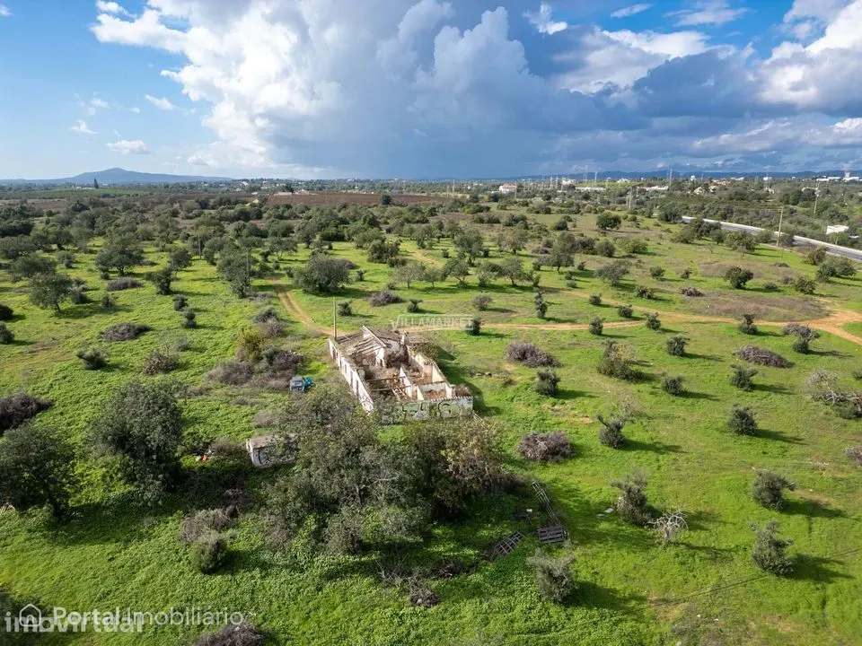 Terreno urbano com 21,8 hectares situado na ligação entre a A22 e o ce