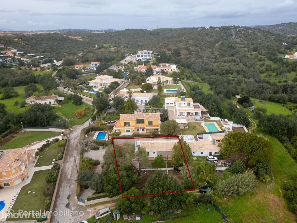 Moradia geminada V3 + 1 inserida num terreno com 651 m2 situada na Pat