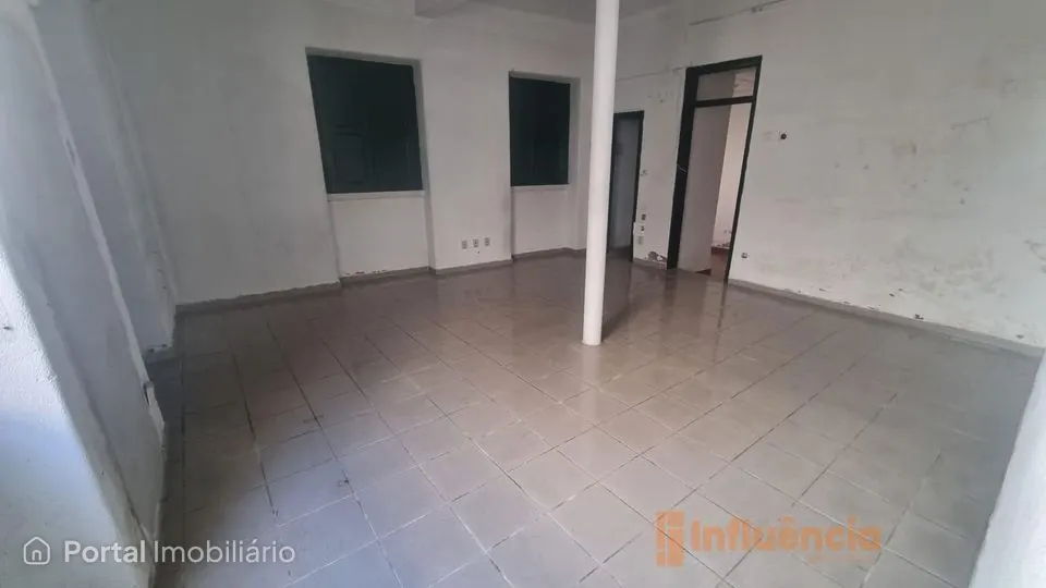 Prédio de Utilização Mista com Potencial Habitacional e Comercial no Centro de Alcoentre