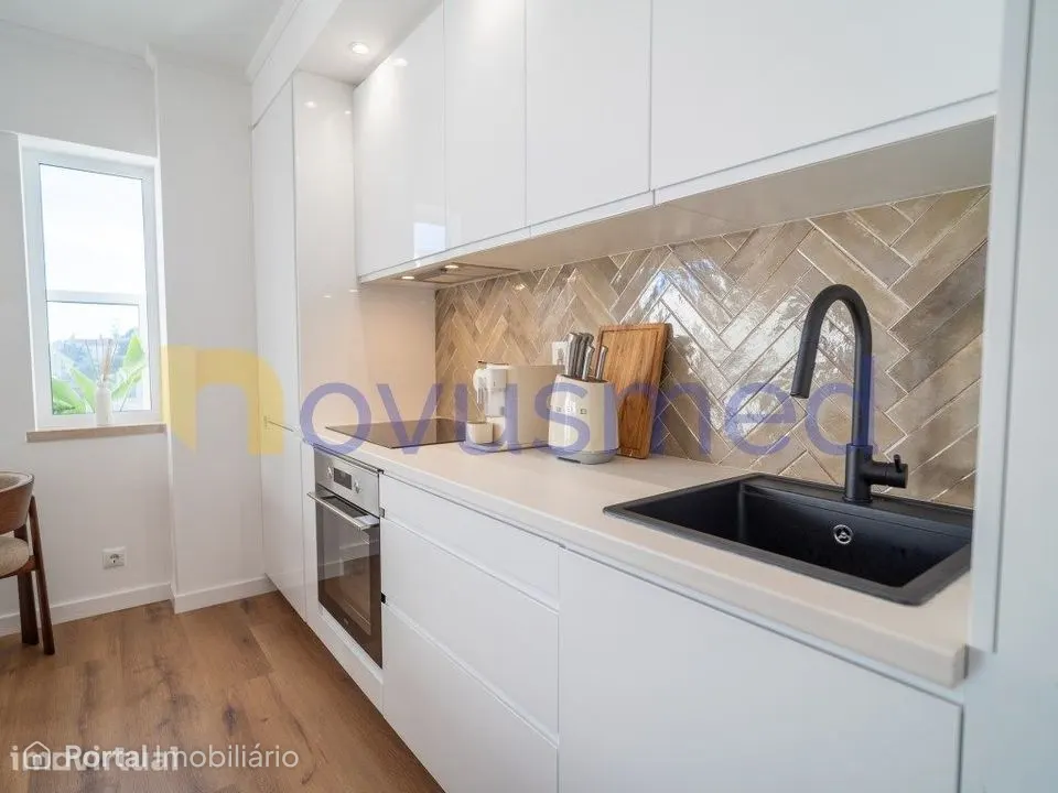 Apartamento T1+1 Renovado, Mobilado e com Vista Mar