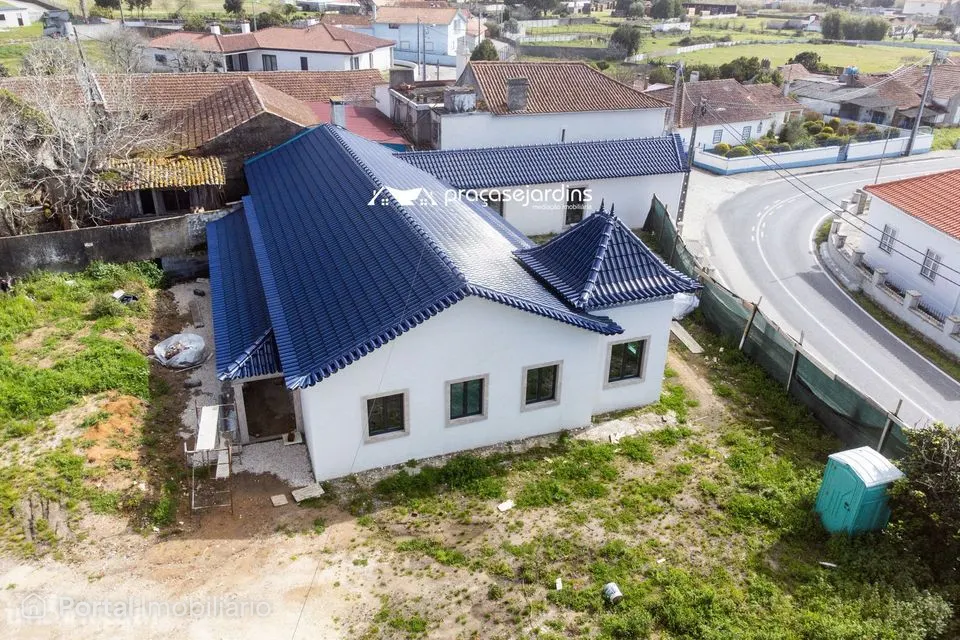 Moradia T3 Térrea: Charme e Conforto a um Passo da Costa