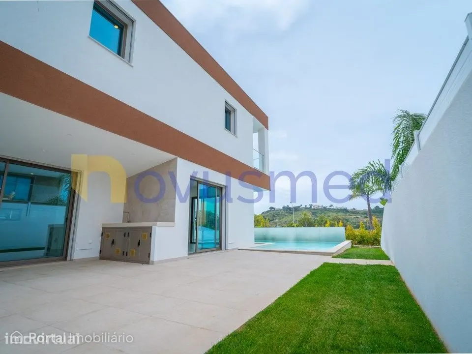 Moradia T3 de luxo, piscina com borda infinita na Marina de Albufeira