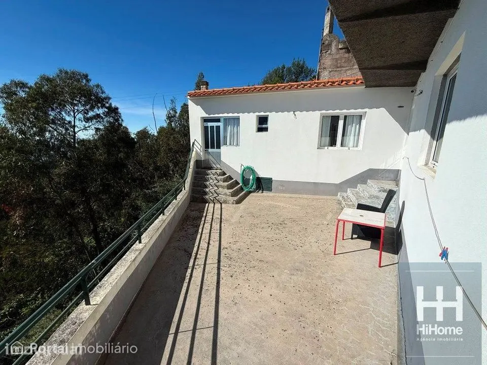 Moradia Isolada T4 de Dois Pisos na Camacha com Vista Mar