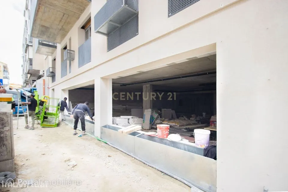 Loja nova em Sacavém | 398 m² | Planta livre