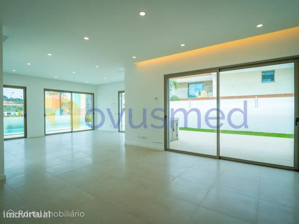 Moradia T3 de luxo, piscina com borda infinita na Marina de Albufeira