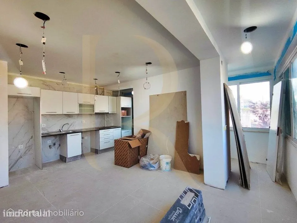 Apartamento T4 remodelado no Laranjeiro - Almada