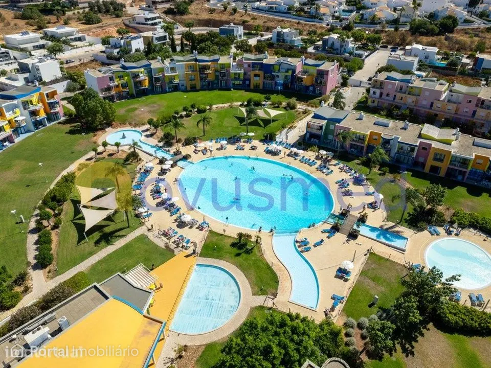 Apartamento tipo T1, com piscina e parqueamento, zona Marina de Alb...