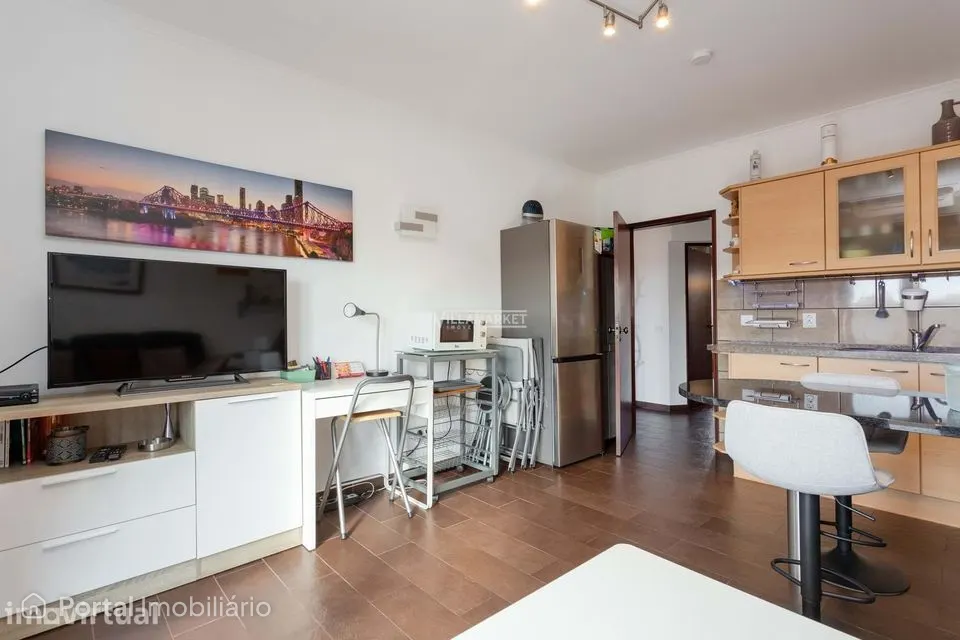 Apartamento T1 + 1 remodelado com parqueamento e arrecadação situado