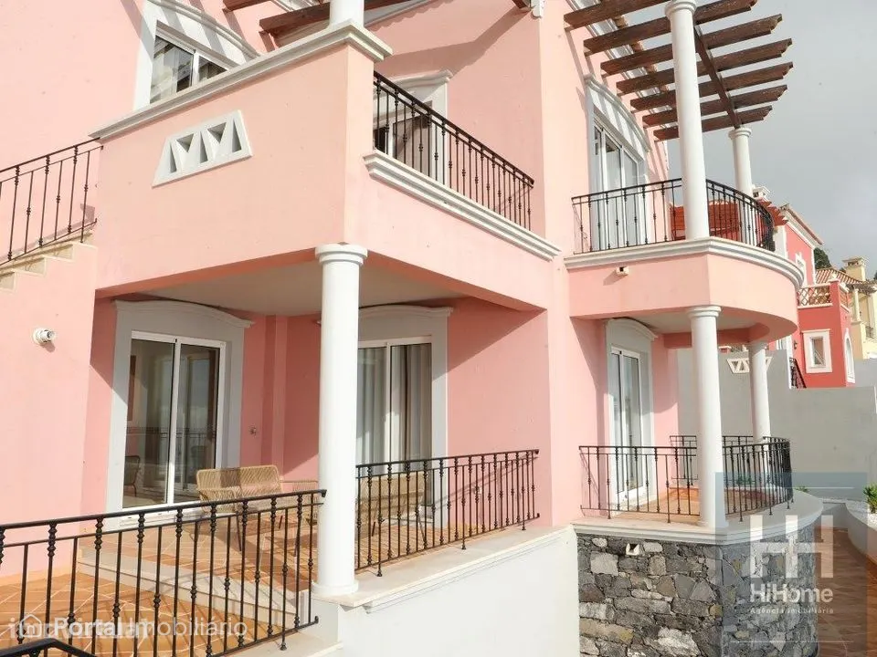 Moradia T3 no Palheiro Village com piscina e vista para a baía do F...