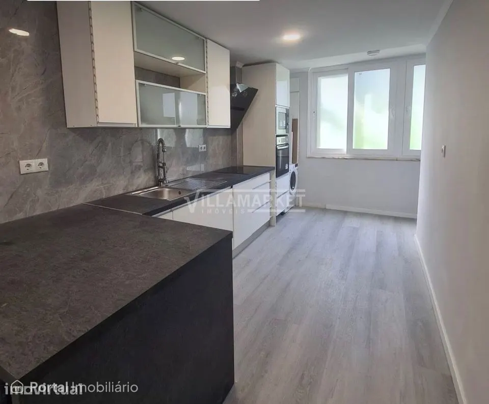 Apartamento T2 Remodelado com 56 m2 inserido no rés do chão de um pequ