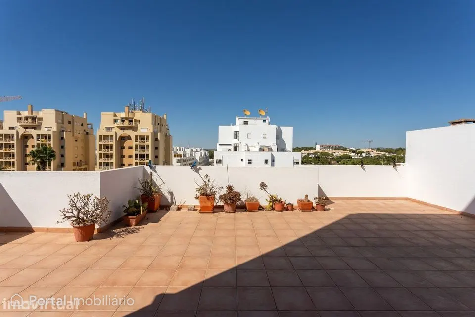 Apartamento T2 Totalmente Remodelado com terraço com 40m2 e parqeament