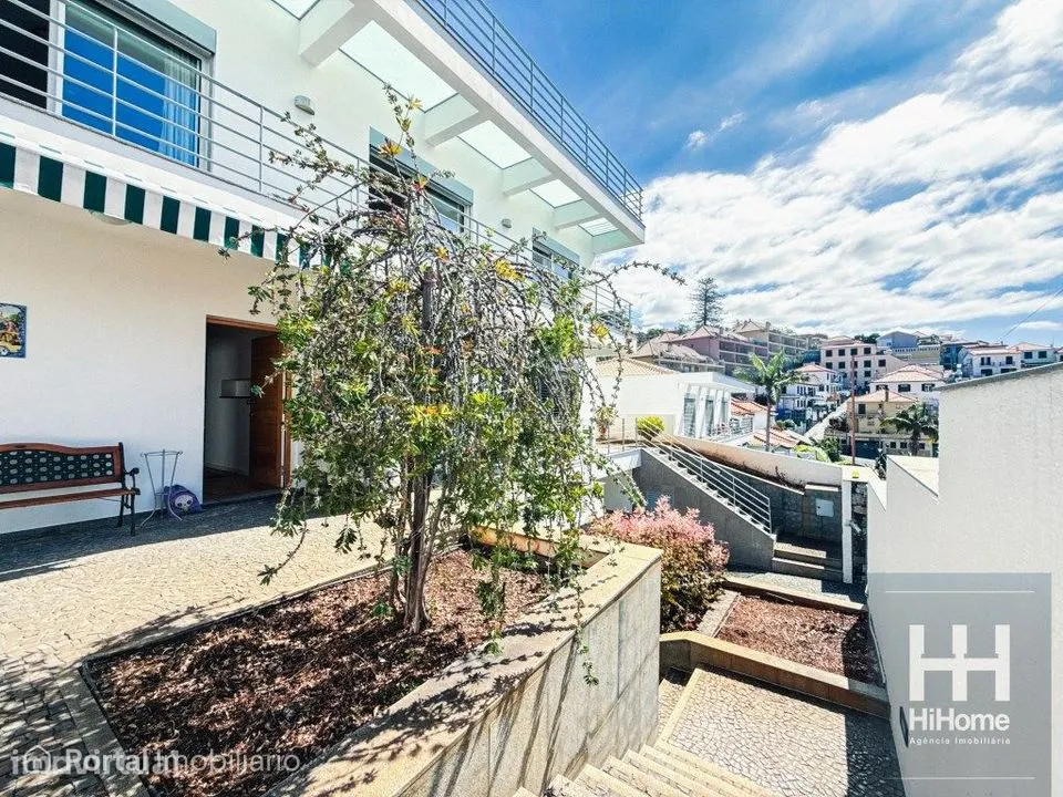 Moradia T4+1 com Vista Mar, Jardim e Garagem para 4 Viaturas | Funchal