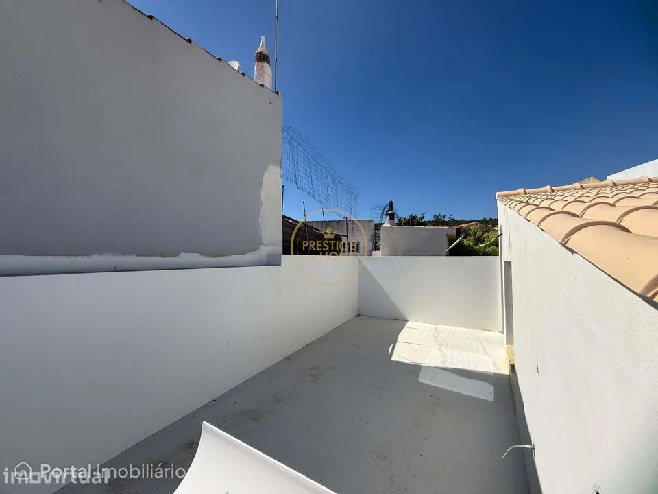 Encantadora moradia em fase final de construção, localizada na pacata