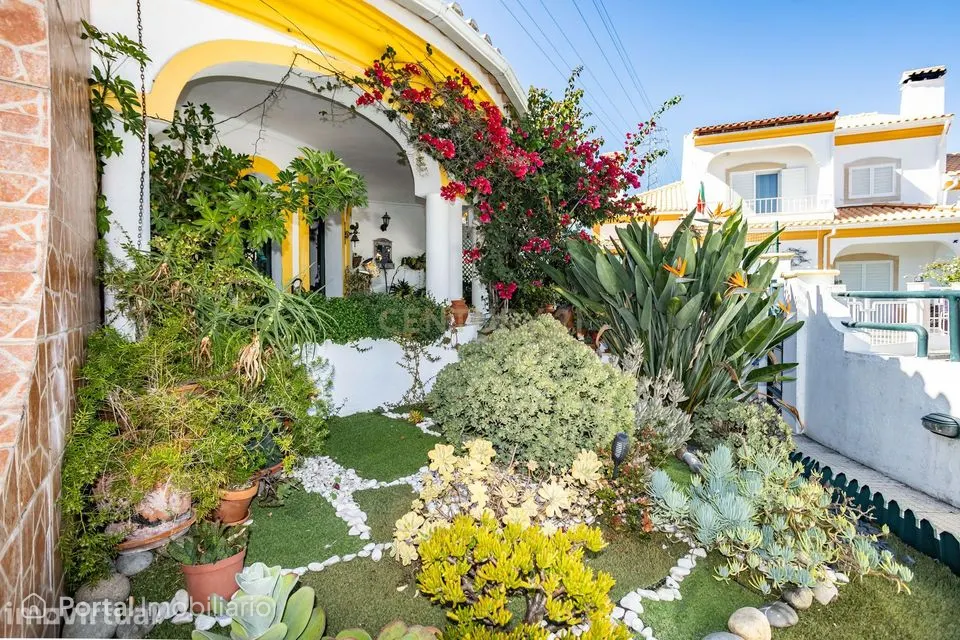 Moradia T4 com mezanino, jardim e espaços versáteis | Vale dos Pintass