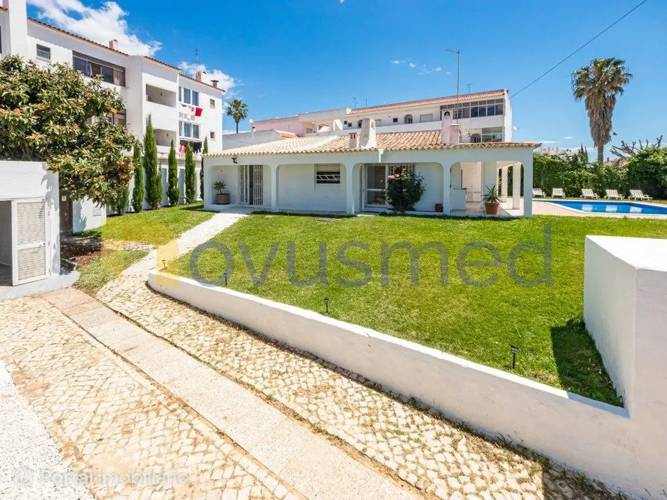 Moradia com Piscina na Zona Premium Areias São João, Albufeira