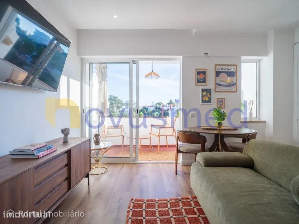 Apartamento T1+1 Renovado, Mobilado e com Vista Mar